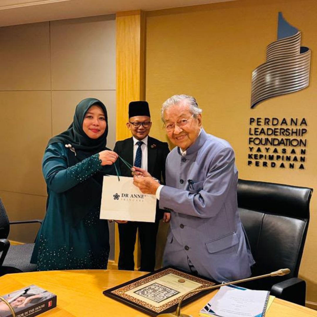 Dr Anne bersama Tun Dr Mahathir